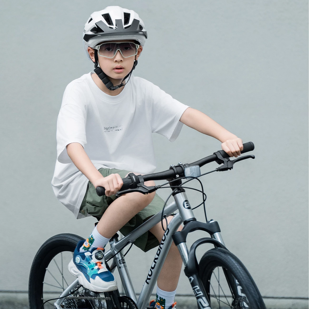 Helmet biçiklete Rockbros LK-67 për të rinj 54–58 cm me vizor të heqshëm, i bardhë