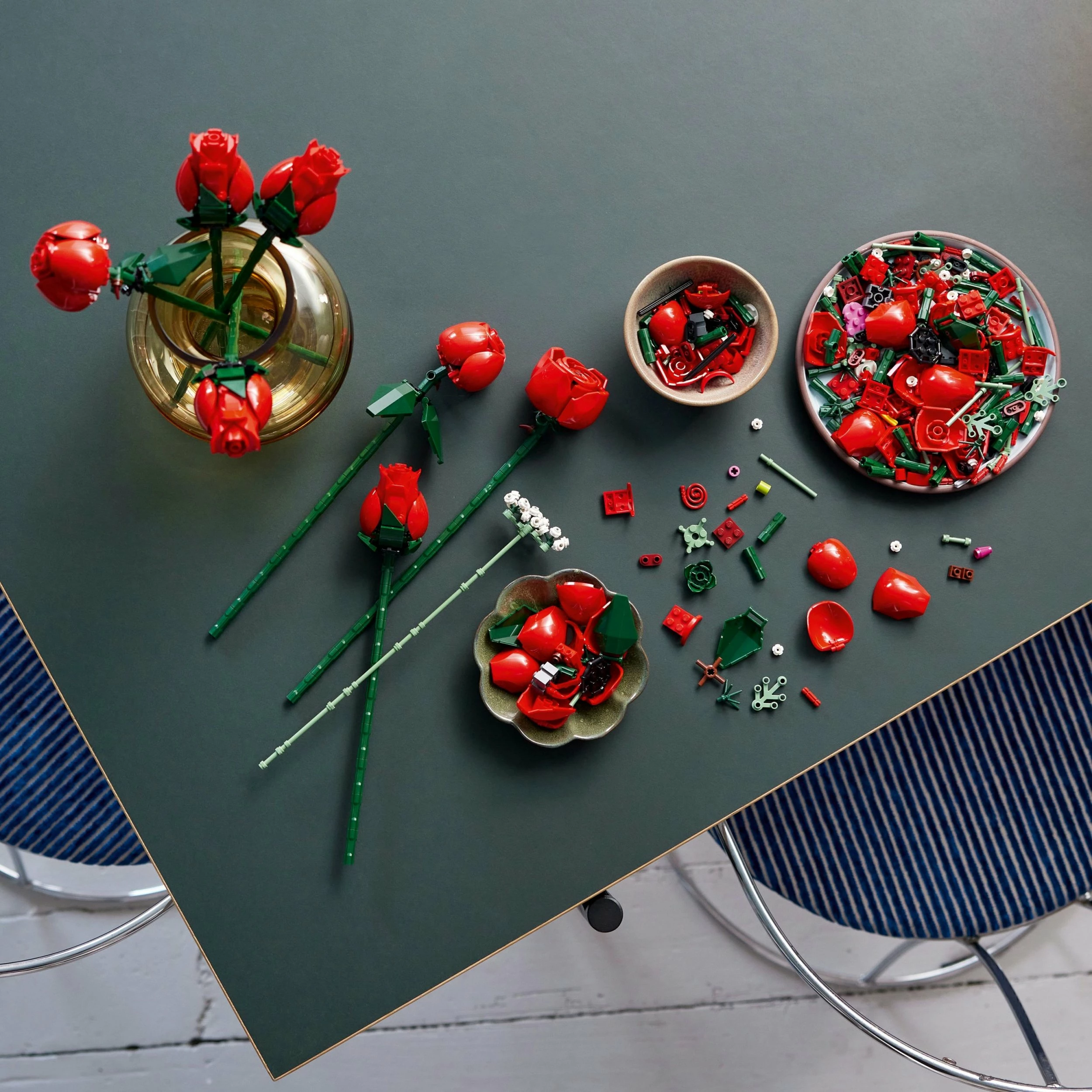 Set LEGO Icons Bouquet of Roses 10328, 822 copë, 18+, 12 trëndafila, i kuq