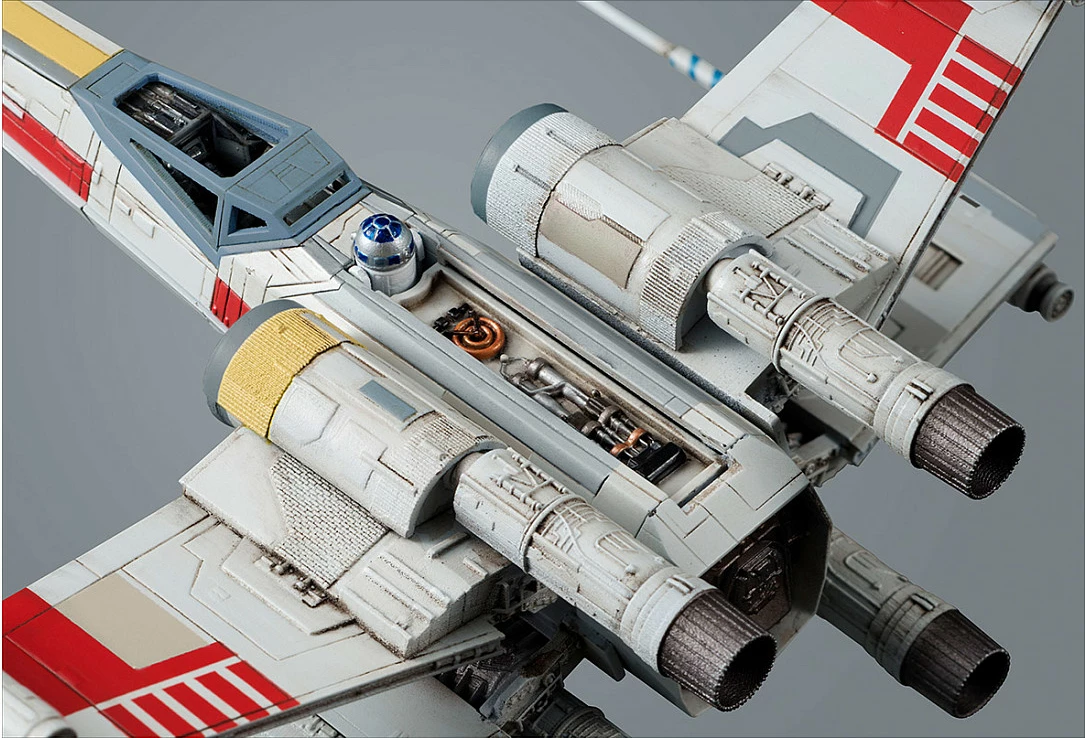 Model kit anije kozmike Revell X-Wing Starfighter 1:72, 44 pjesë, me stendë dhe sticker, bardhë/hi me detaje të kuqe