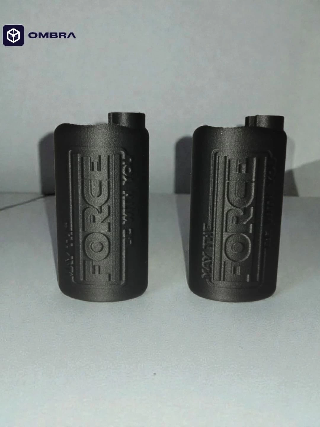 Mbajtëse për çakmak Clipper, dizajni "May Force", e zezë