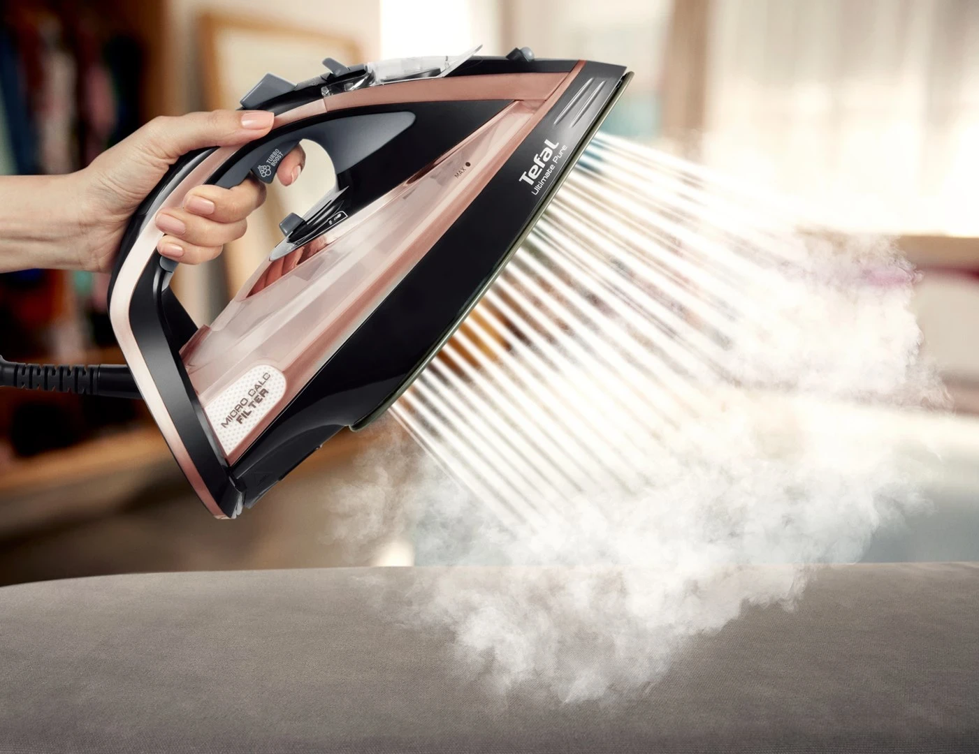 Hekur për hekurosje Tefal Ultimate Pure FV9845, 3200W, i zi/bakër