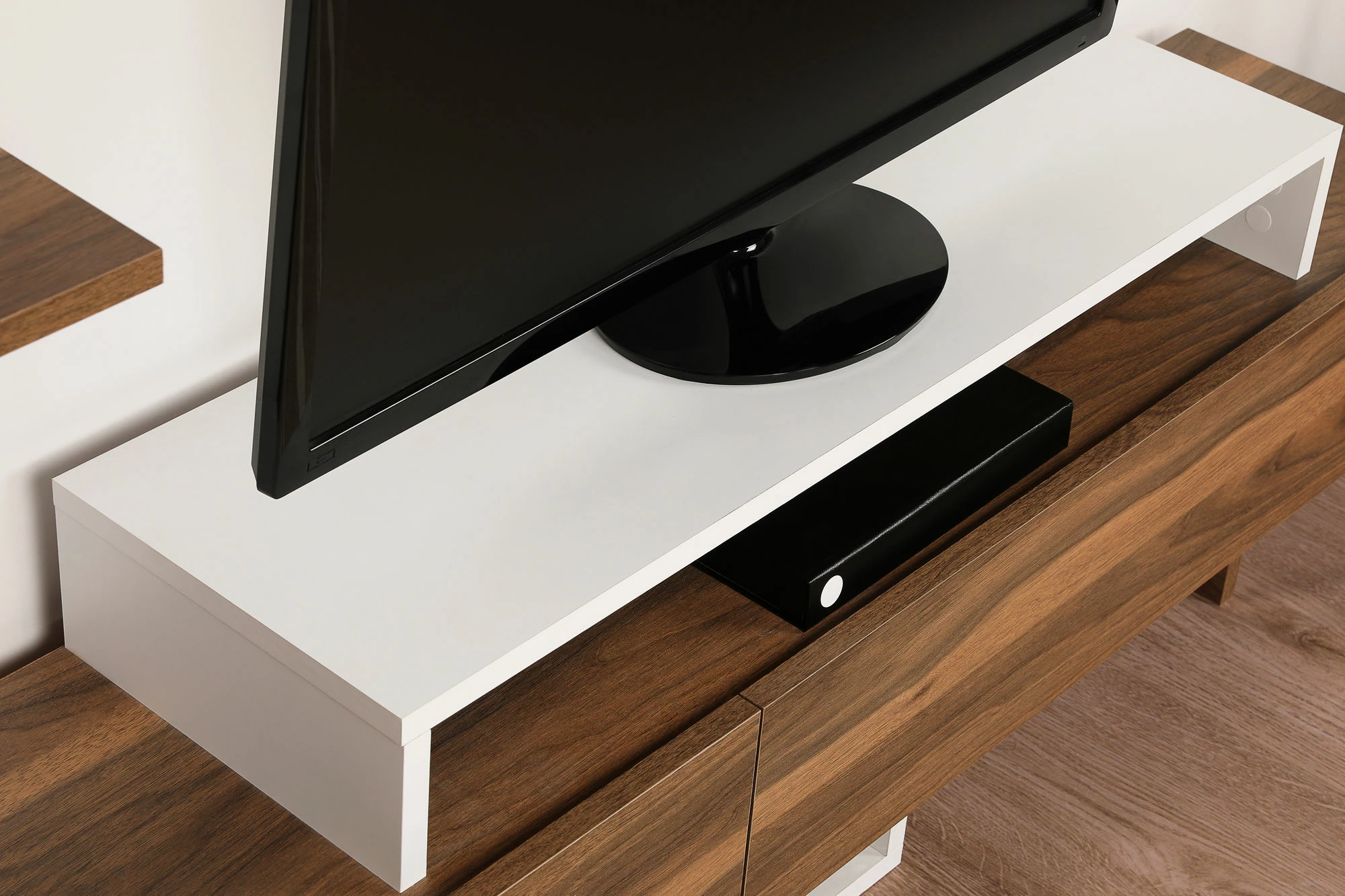 Komodë TV Hanah Home, Nirvana, ngjyrë teak dhe e bardhë