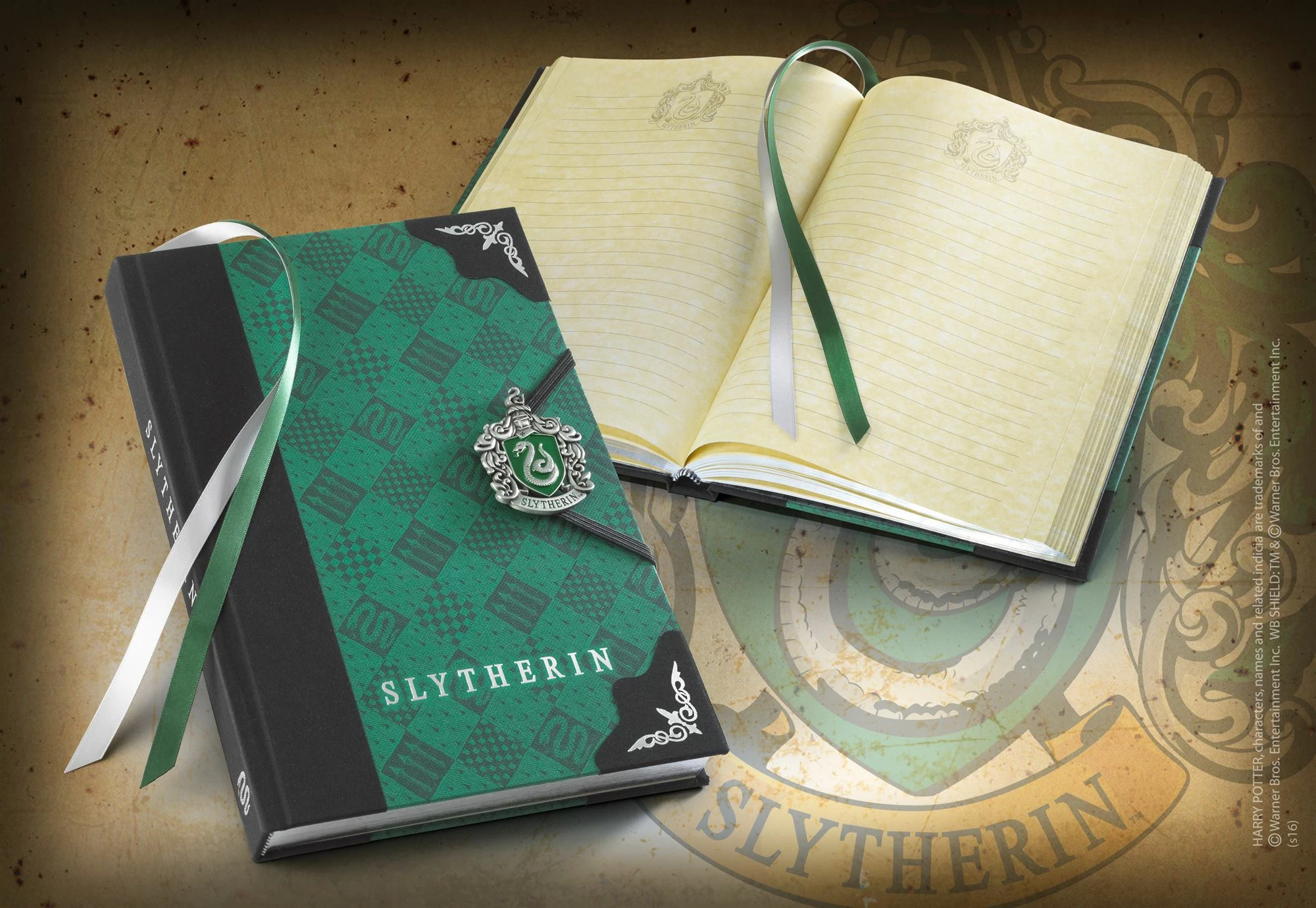 Fletore shënimesh NOBLE COLLECTION Harry Potter Slytherin, me mbyllëse metalike, skaje të argjendta, 2 shirita shënues, e gjelbër/zezë