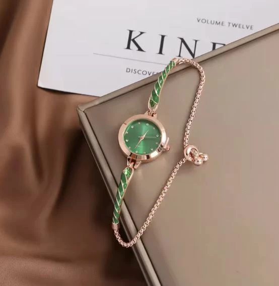 Orë dore për femra ODFK28, elegante me fushë të gjelbër