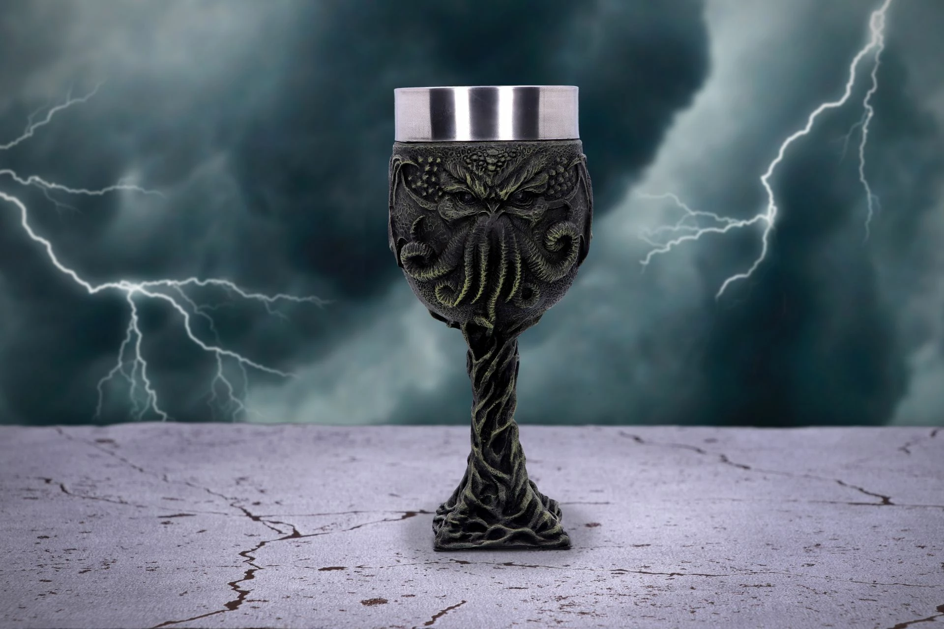 Krigë dekorative Nemesis Now Cthulhu\'s Thirst 17 cm, rrëshirë me insert inox, e zezë