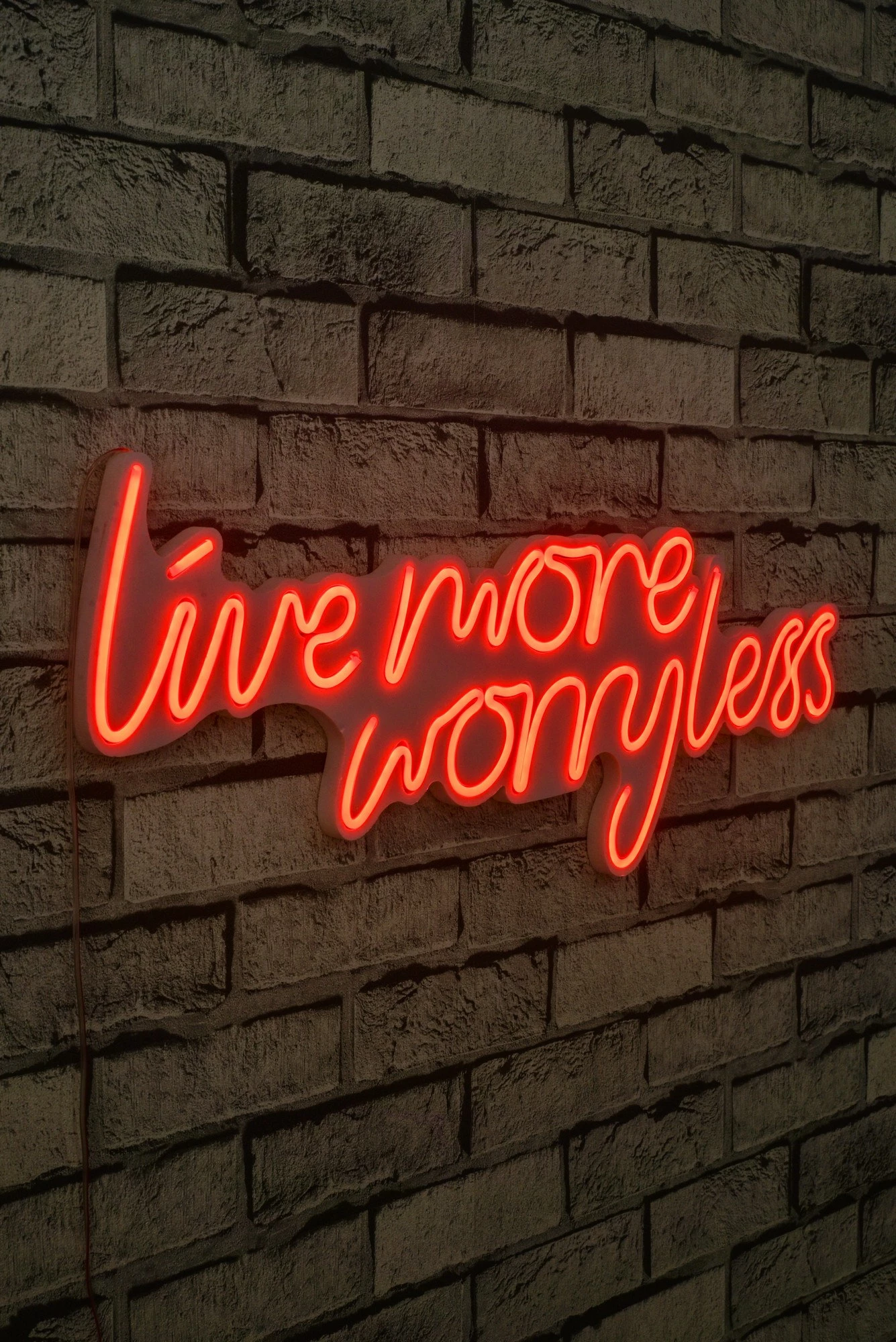 Dekor dritash LED plastike, 'Live More Worry Less', ngjyrë e kuqe
