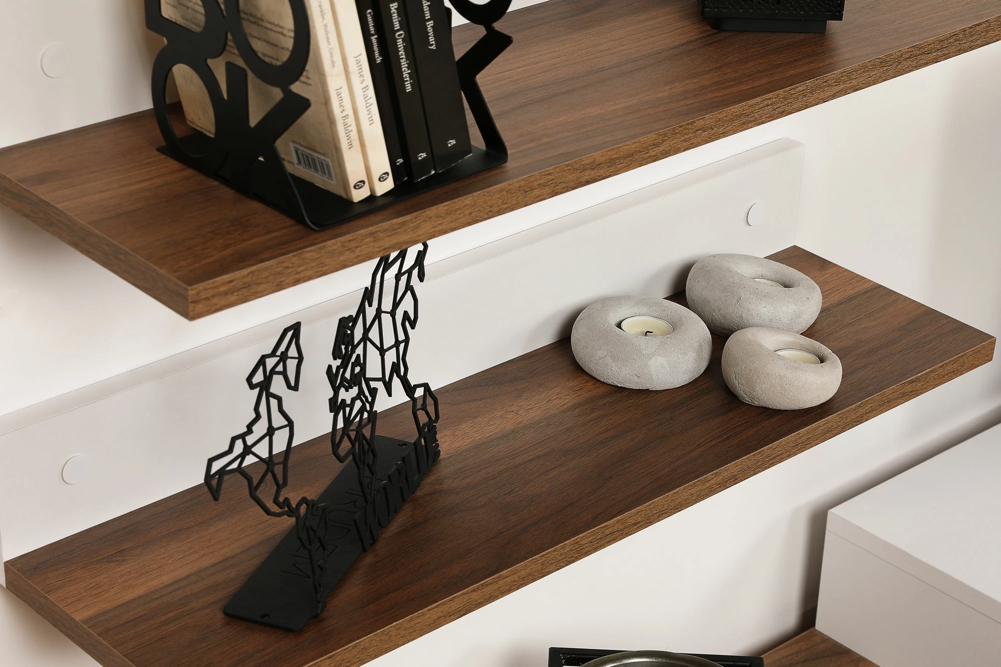 Komodë TV Hanah Home, Nirvana, ngjyrë teak dhe e bardhë