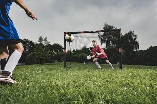 Portë futbolli Hudora Pro Tect 240, 240x160x85 cm, me mbrojtje shkumë EPE, rrjetë poliester, 6 kunja ankore, e zezë