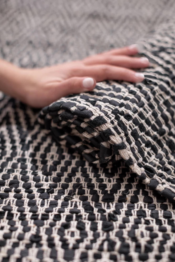 Qilim Rombo, lëkurë, ngjyrë e zezë-bezhë, 60x90cm