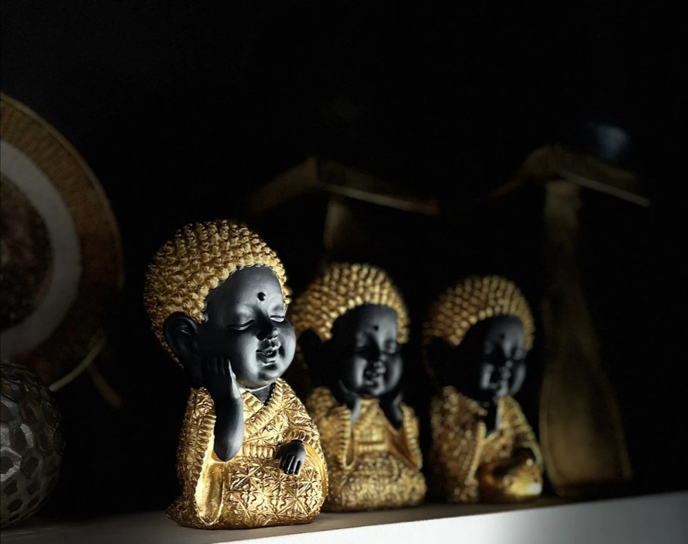 Dekorim Baby Buddha, polirezine, ngjyrë ari e zezë, 12x10x17 cm