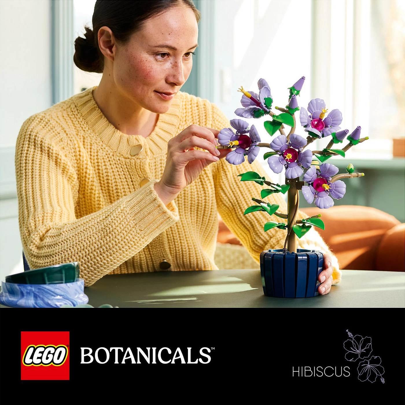 Set LEGO Icons 10372 Hibiskus, Botanicals, 660 copë, lule lejla me vazo blu