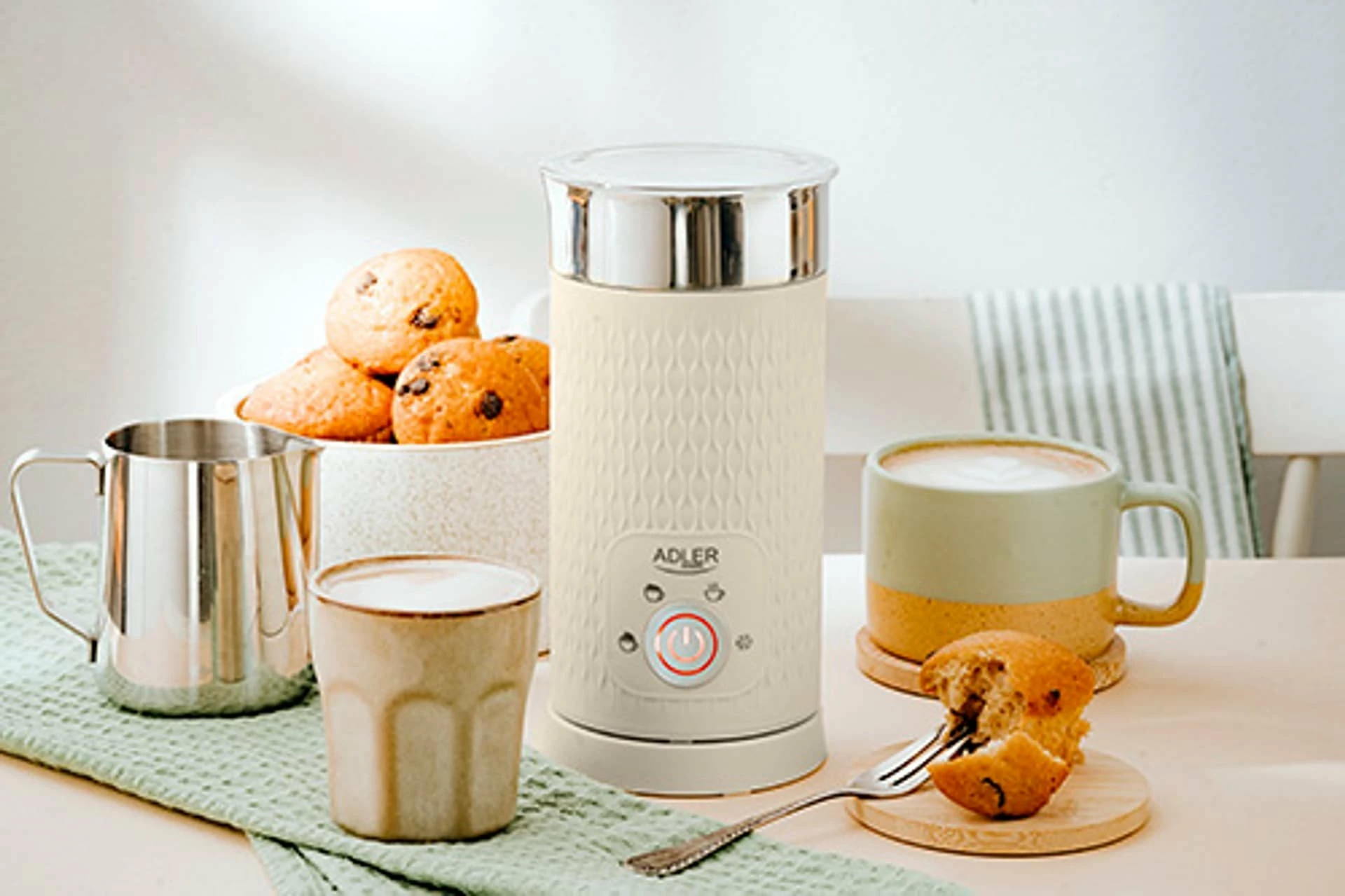 Shkumëzues qumështi Adler AD 4495 500W, me ngrohje, 300 ml/130 ml, krem
