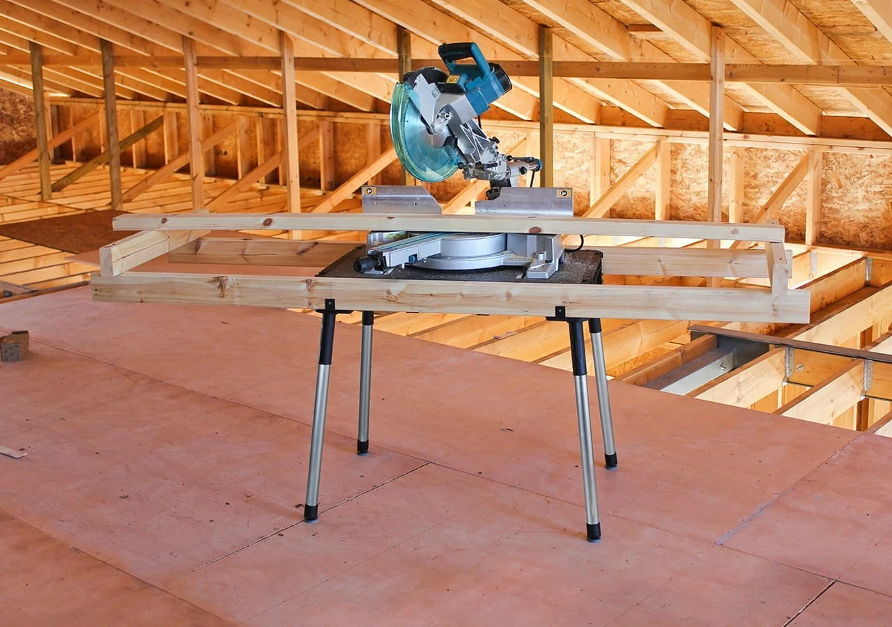 Tavolinë pune portative Keter Jobmade me shina CRV239985, 880 x 554 x 112 mm, kapacitet 453 kg, zi/kuqe