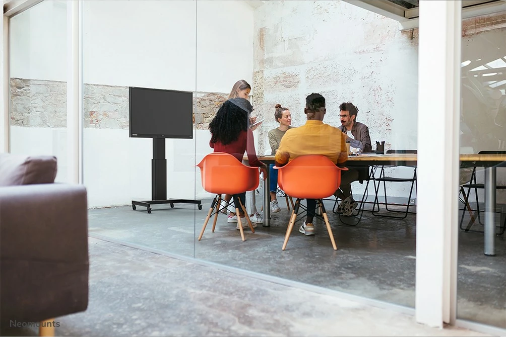 Karrocë TV Neomounts PLASMA-M2500BLACK, automatik, për ekrane 42-100 inç, 150 kg, e zezë