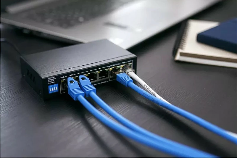 Switch Extralink KRIOS PoE, 4x Gigabit PoE/PoE+, 2x Uplink RJ45, 60W, i zi