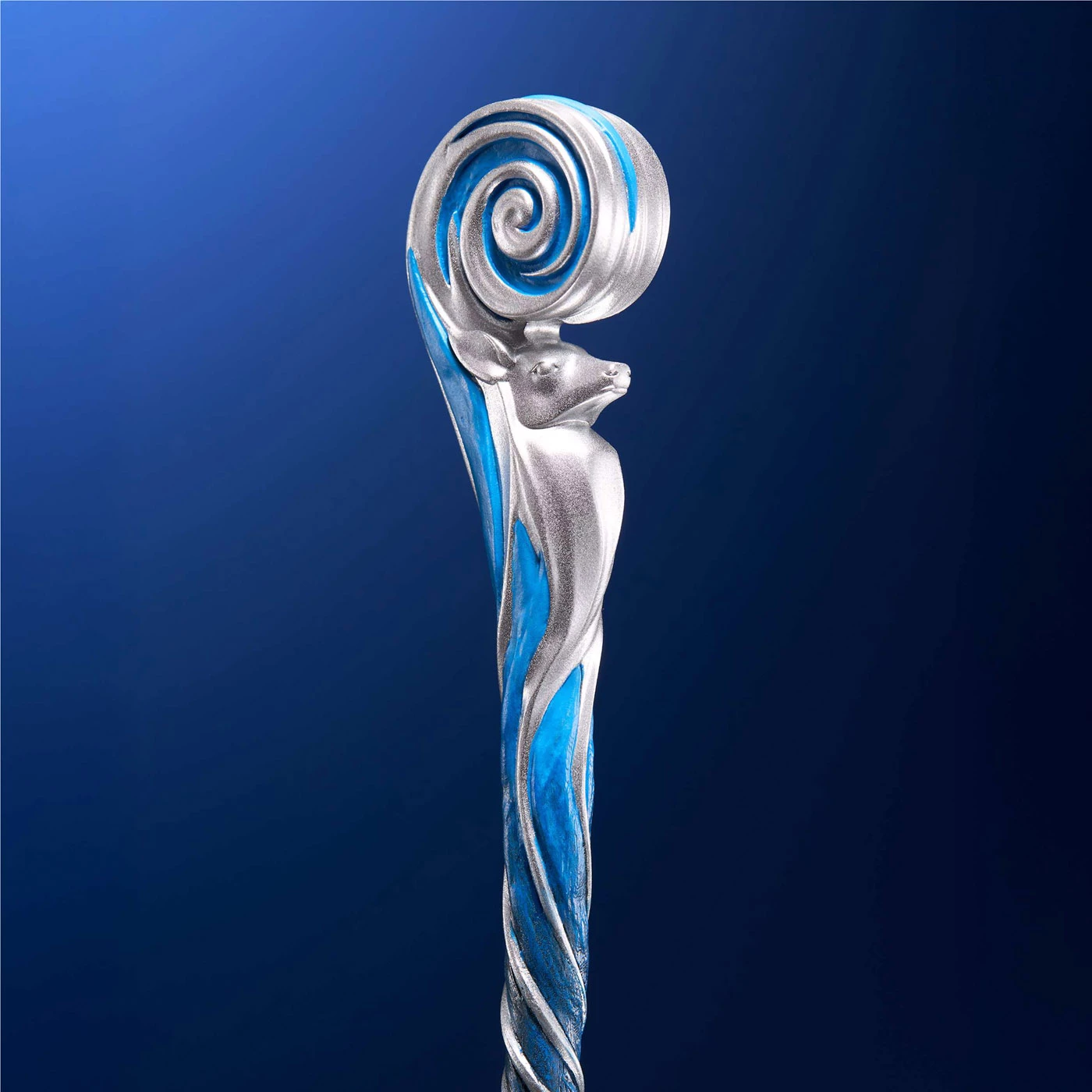 Shkop magjik Noble Collection Harry Potter Celebration Wand 2025, 37 cm, rrëshirë, me mbajtëse metalike + badge enamel, blu/argjend
