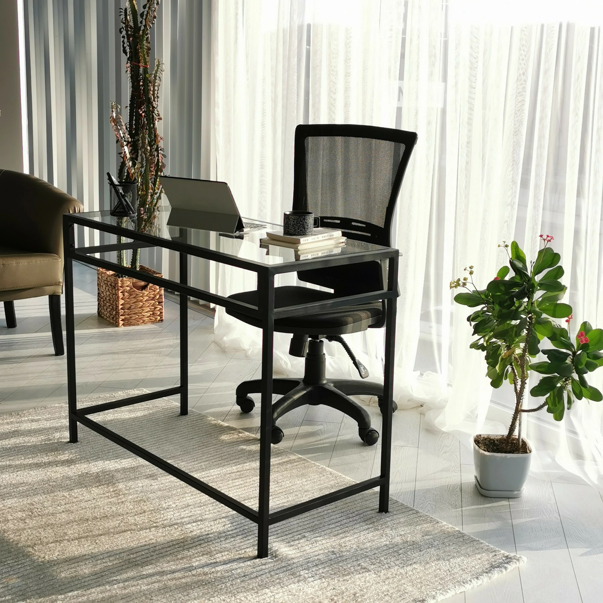 Tavolinë pune Hanah Home, xham i temperuar, kornizë metalike, 100x45cm, e zezë