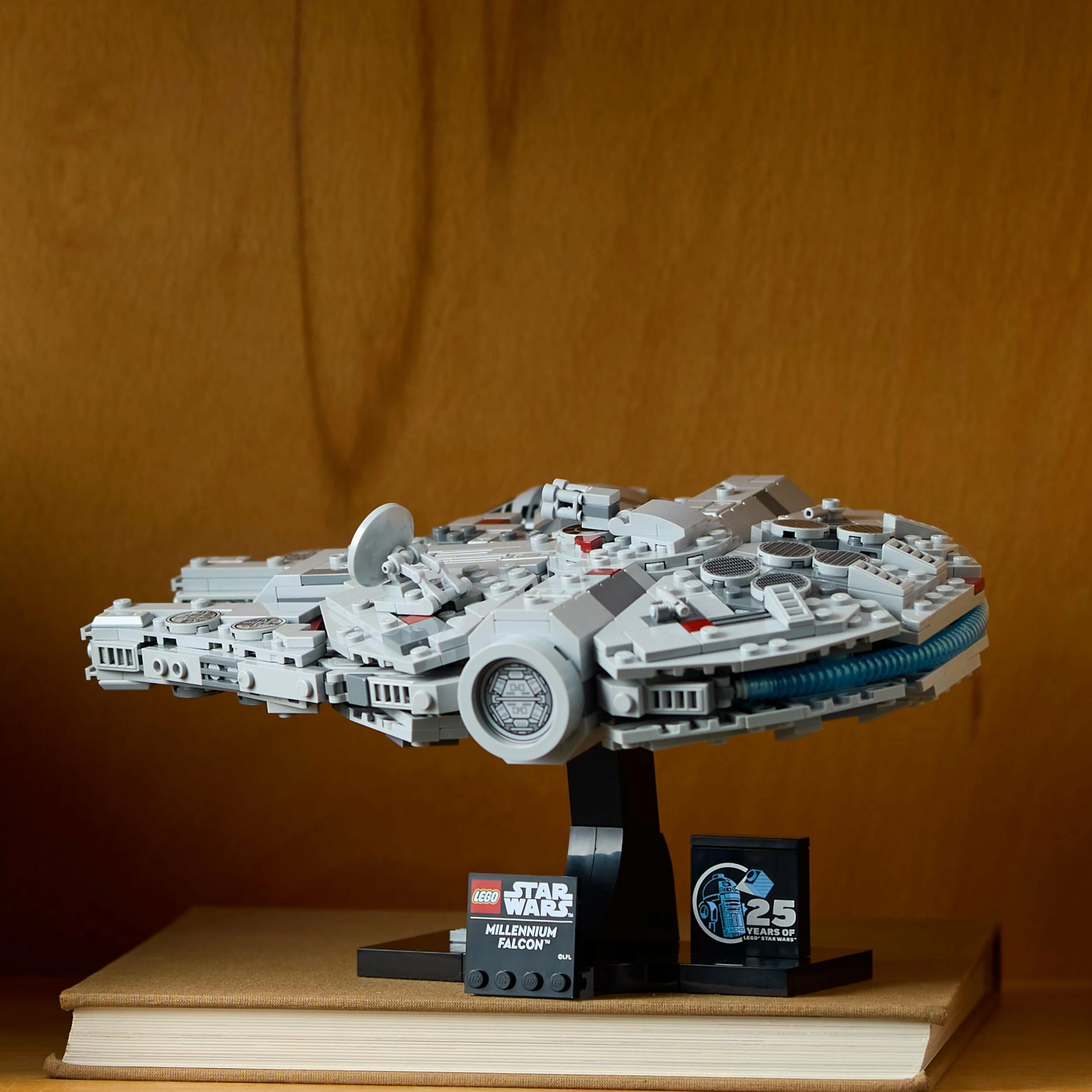 Set LEGO Star Wars Millennium Falcon 75375, 921 copë