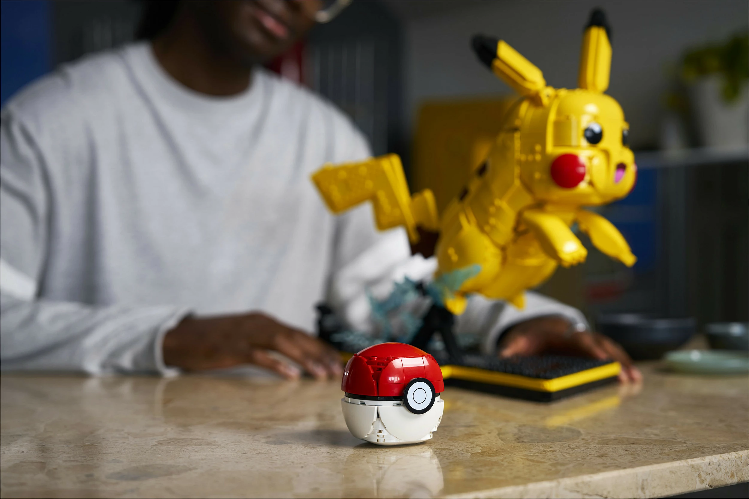 Set ndërtimi LEGO Pokémon Pikachu dhe Poké Ball 72152, 2050 copë, multikolor