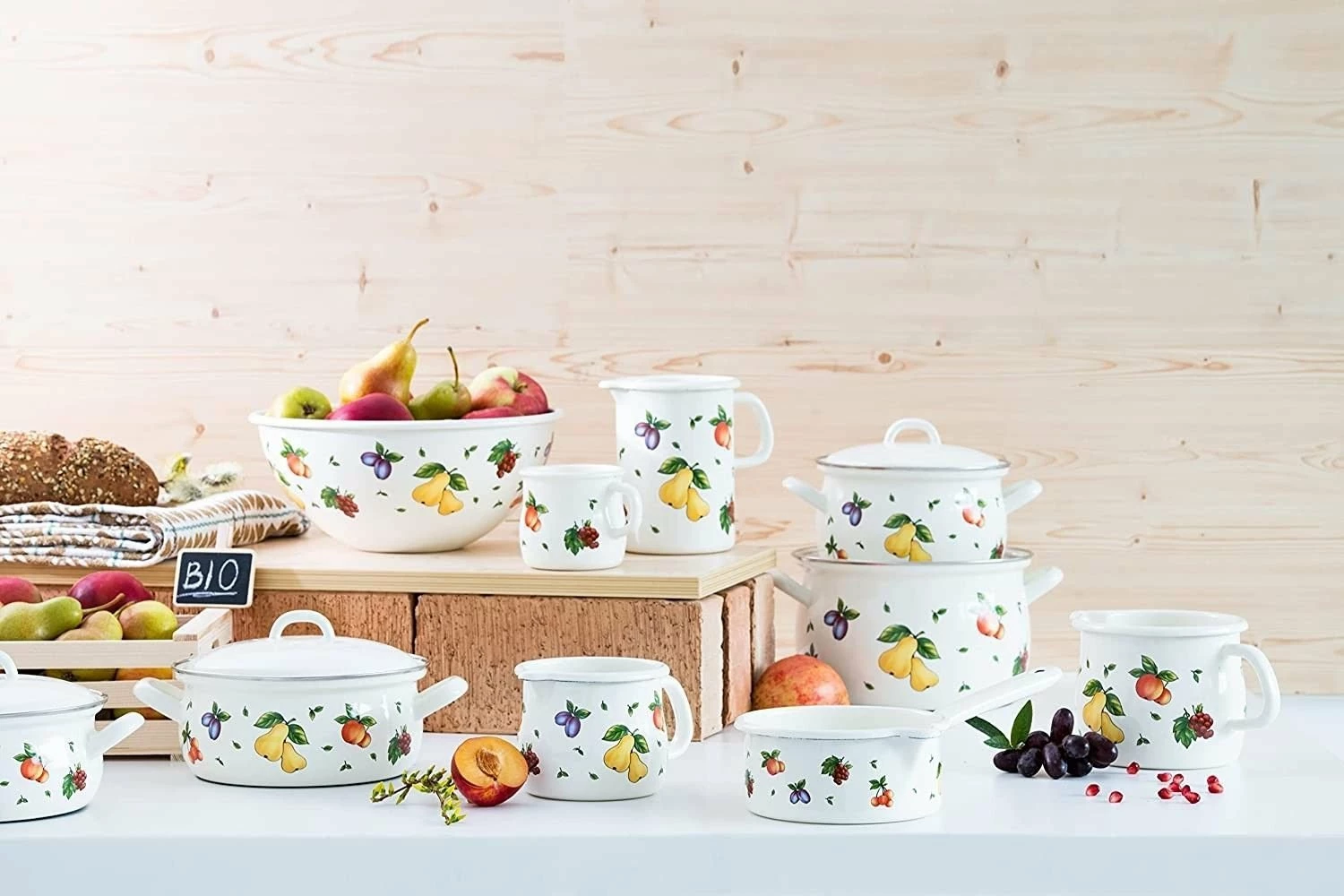 Tenxhere e lartë Riess Fruit Garden 1.5L 16cm, hekur i emaluar, me kapak, e bardhë me motiv frutash