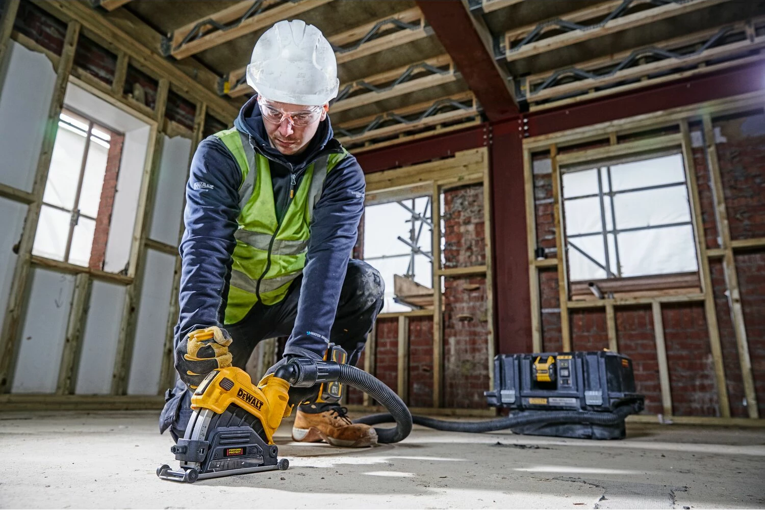 Mbrojtëse udhëzuese për prerje betoni DeWalt DWE46225, 125 mm