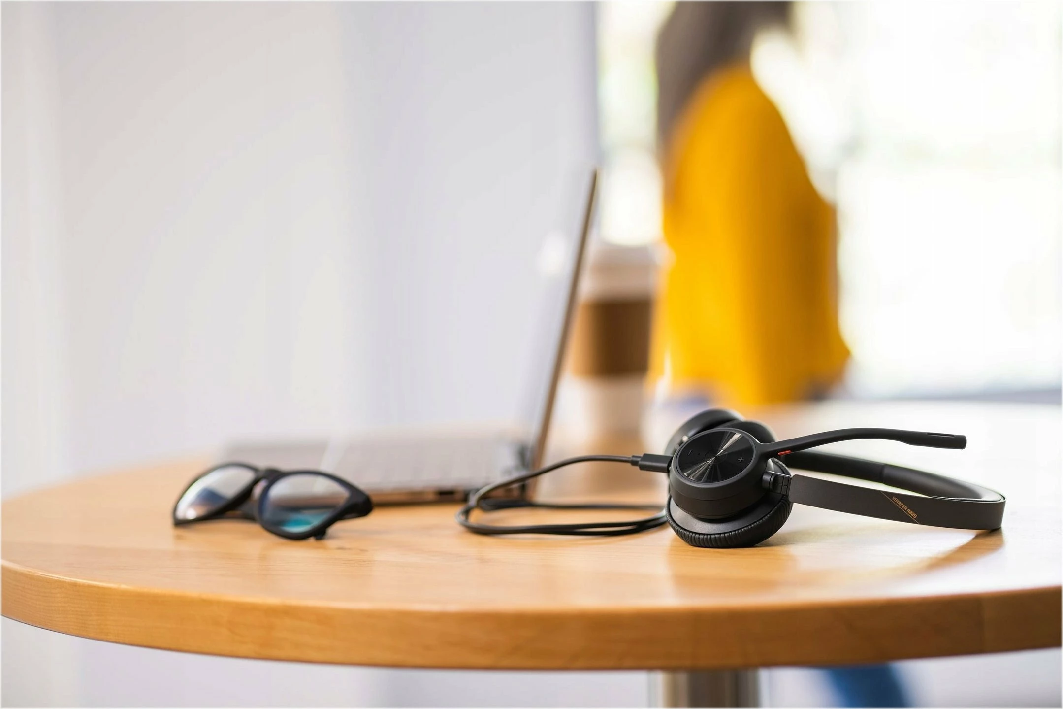 Kufje me mikrofon Poly Voyager 4320 (77Z00AA) Bluetooth 5.1, over-ear, stereo, të zeza, me BT700 adapter + karikues