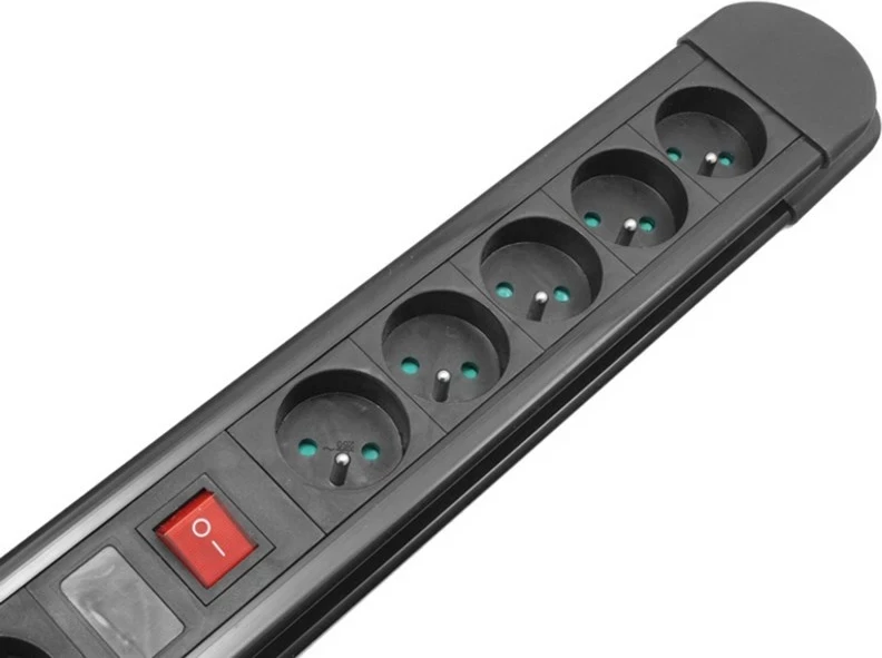 Kasë Maclean MCE10, 10 dalje, 2 ndërprerës, mbrojtje dhe tregues mbingarkese, 3680W, e zezë