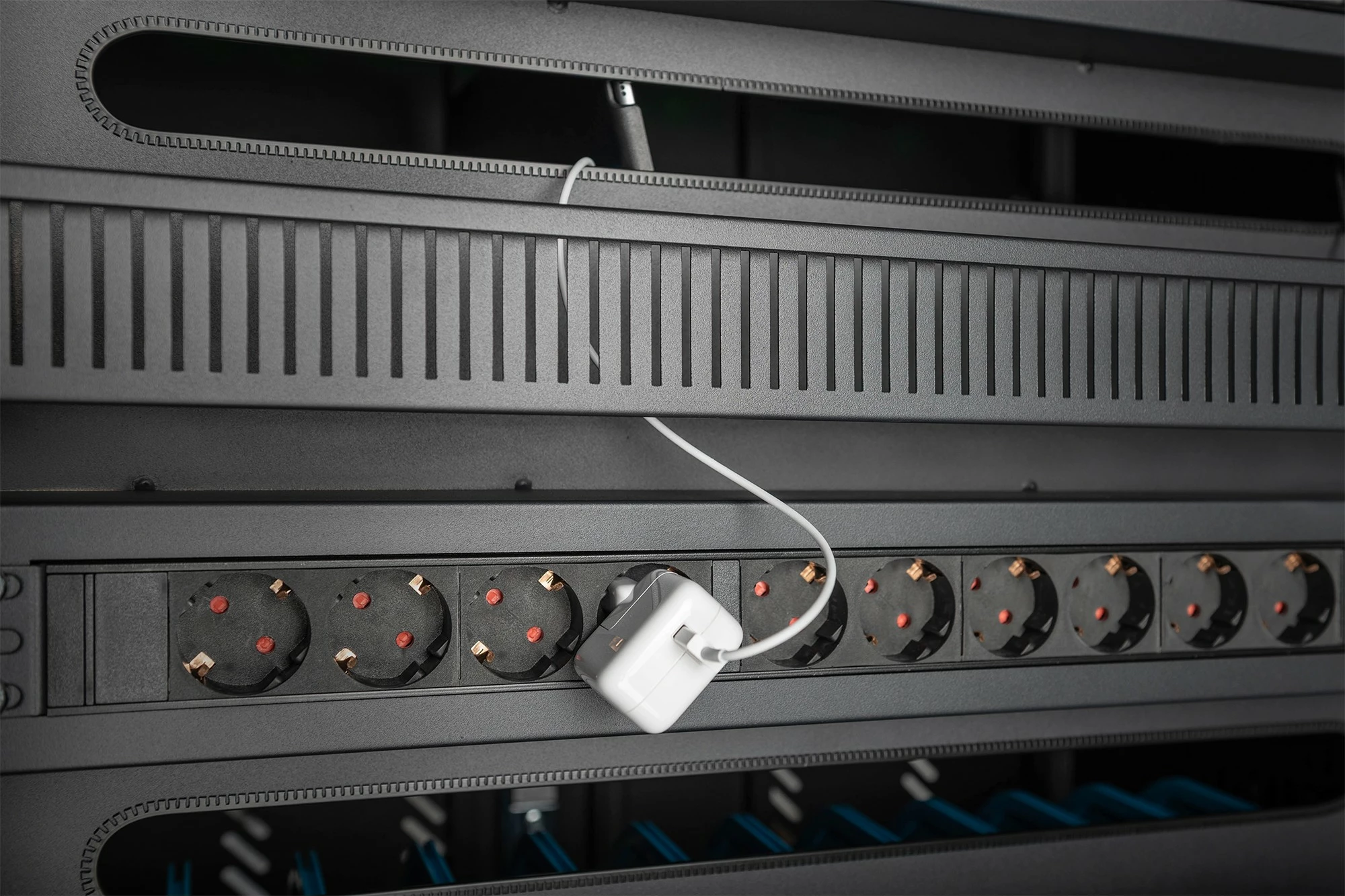 Kasë karikimi Digitus për 30 laptopë/tabletë deri 15.6", USB-C, e zezë