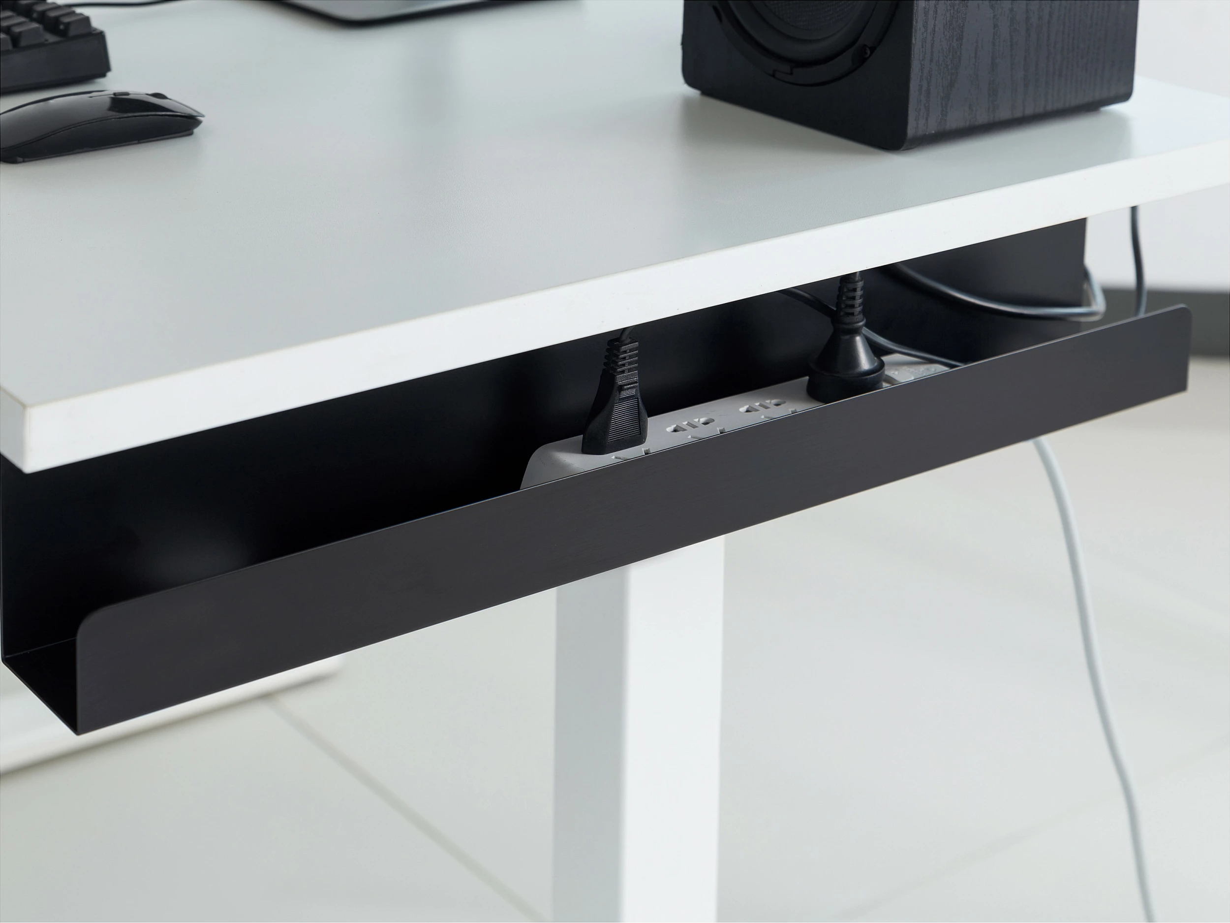 Organizues kabllosh EQUIP, tabakë kabllosh për tavolinë, 600 mm, e zezë