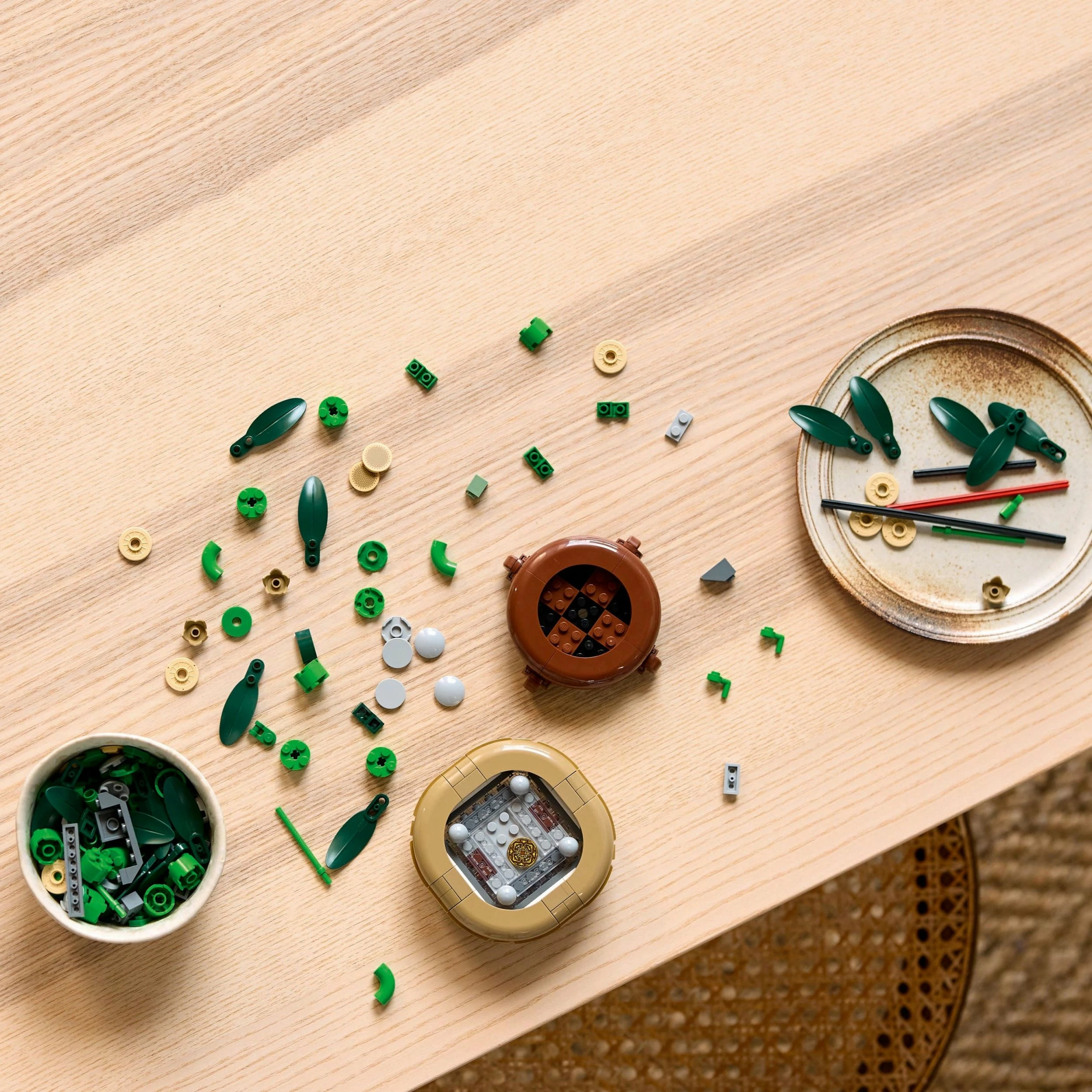 Set LEGO Botanicals 10344 Dracena sandera, 325 copë, 29 cm