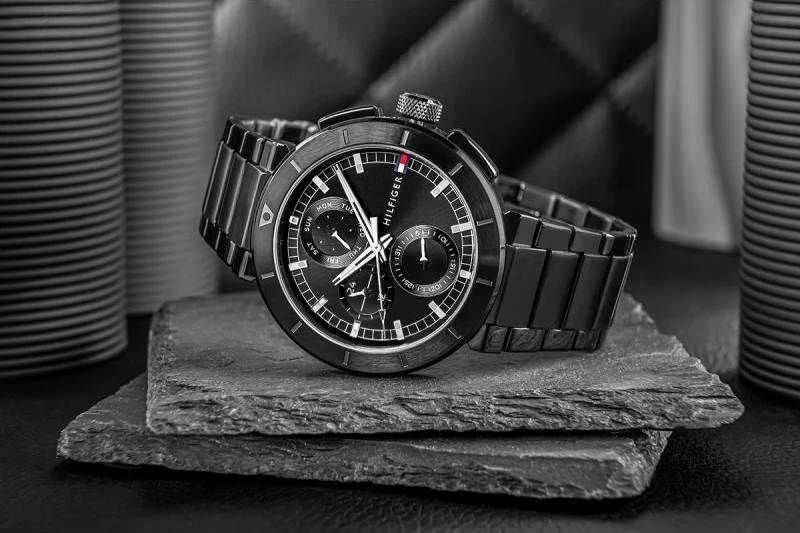 Orë dore për meshkuj Tommy Hilfiger, e zezë