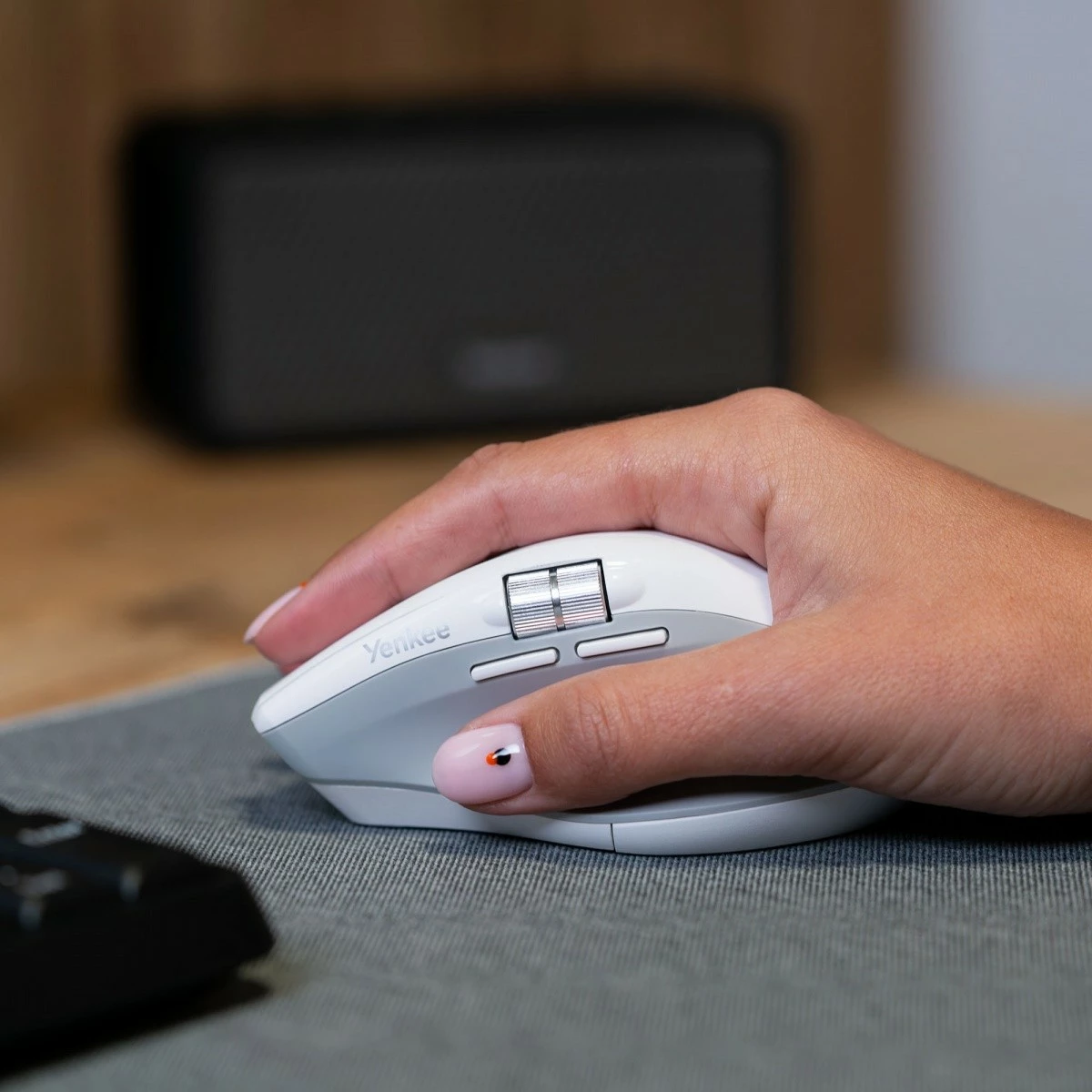 Maus wireless YENKEE YMS 2095WH SPIN, 4800 DPI, Bluetooth + 2.4GHz, bateri e rikarikueshme, 7 butona, kabllo karikimi USB-C, e bardhë