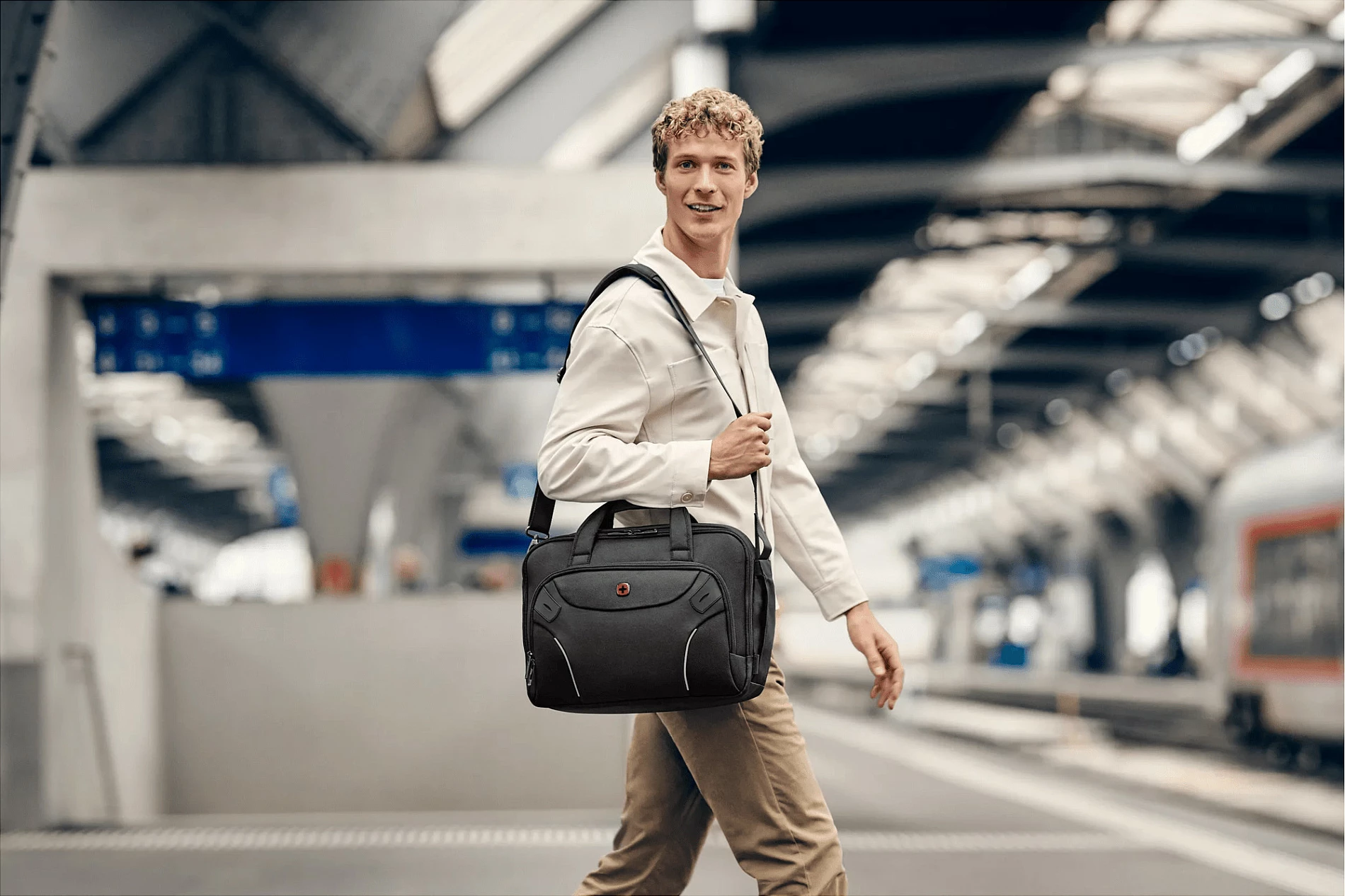Çantë laptopi Wenger Cosmic Brief, 14-16", me xhep për tablet, 17 L, e zezë