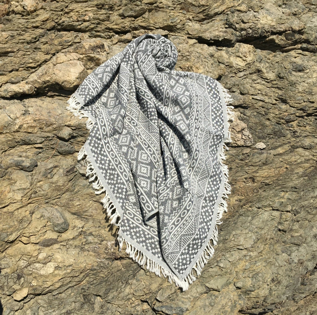 Peshqir plazhi Fouta, model 'Cicim', ngjyrë e zezë dhe bezhë, Mijolnir