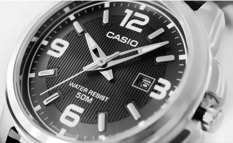 Orë dore për femra CASIO, e zezë