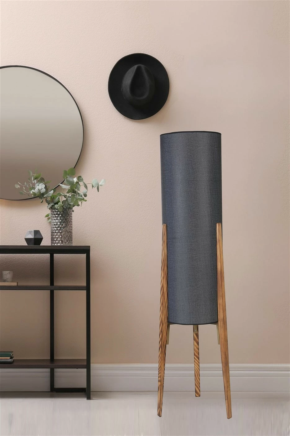 Llambë dyshemeje Opviq, 8834-5, trup metalik ose druri, kapak prej tekstili, e zezë/kafe, 140cm