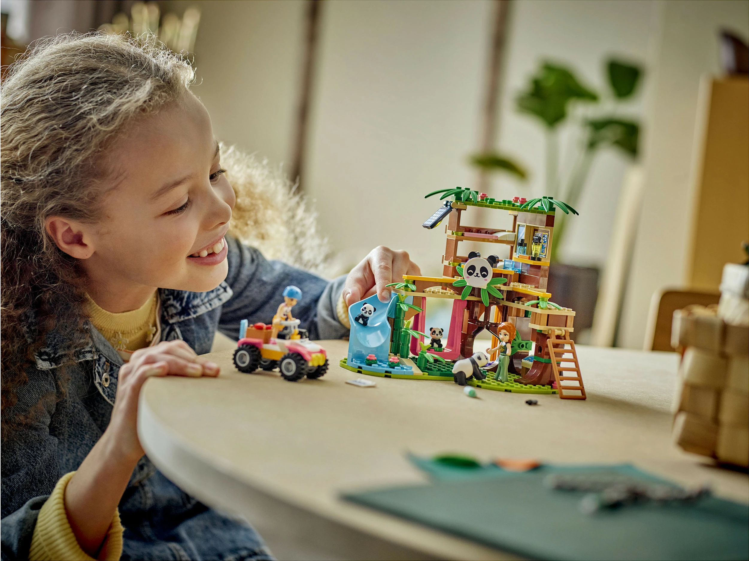 Set lodër LEGO Friends 42648 Strehë e Pandave, 243 copë, 7+