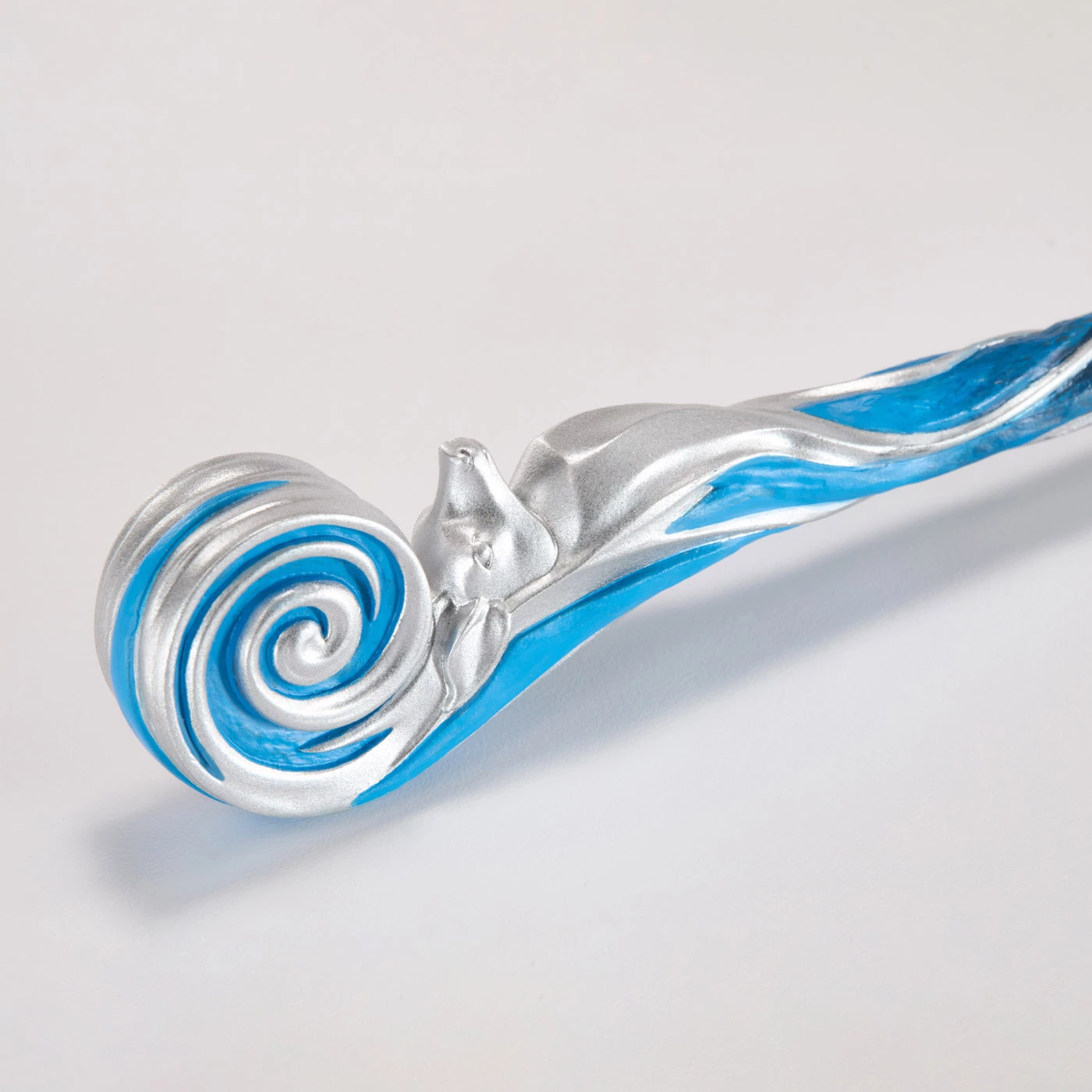 Shkop magjik Noble Collection Harry Potter Celebration Wand 2025, 37 cm, rrëshirë, me mbajtëse metalike + badge enamel, blu/argjend