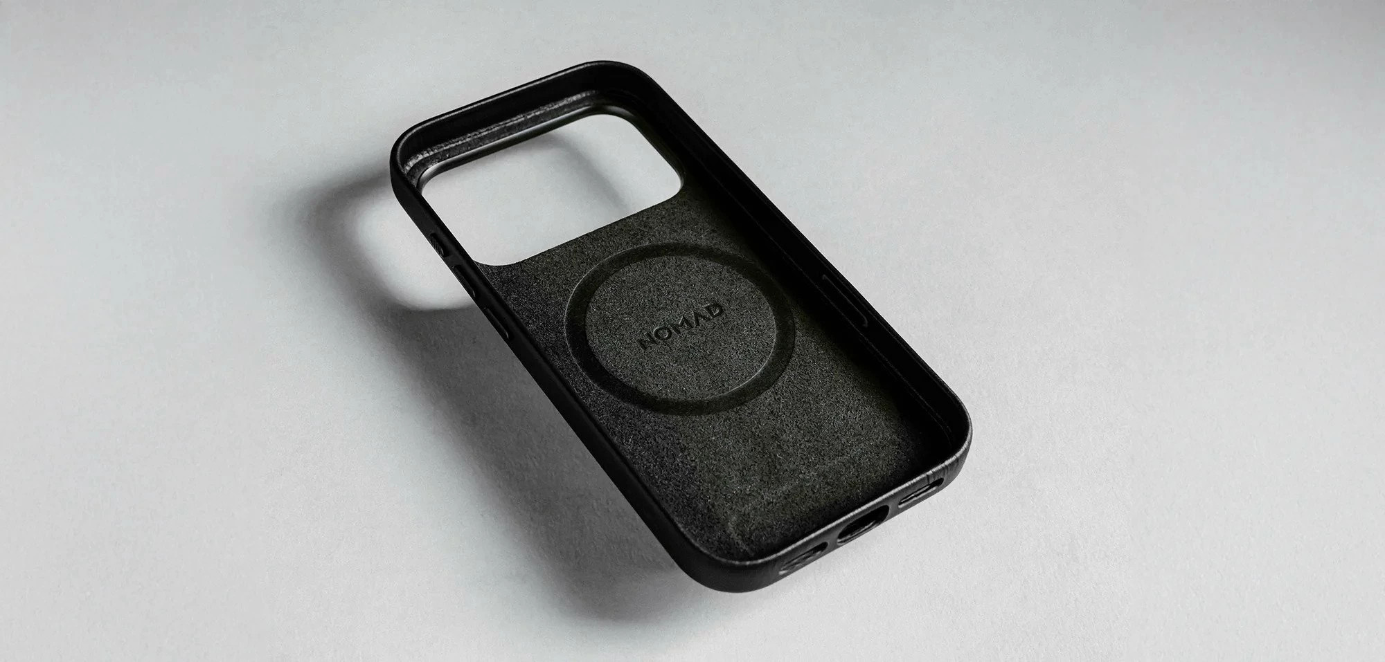 Mbështjellës Nomad Traditional Leather Case për iPhone 17 Pro, MagSafe, lëkurë natyrale, i zi