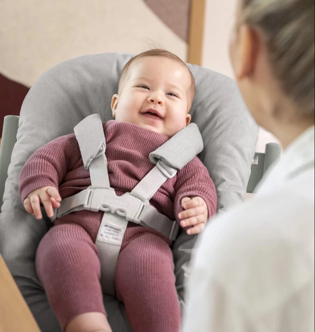 Ulëse e lartë për bebe Tripp trapp® newborn set with toy hook – grey