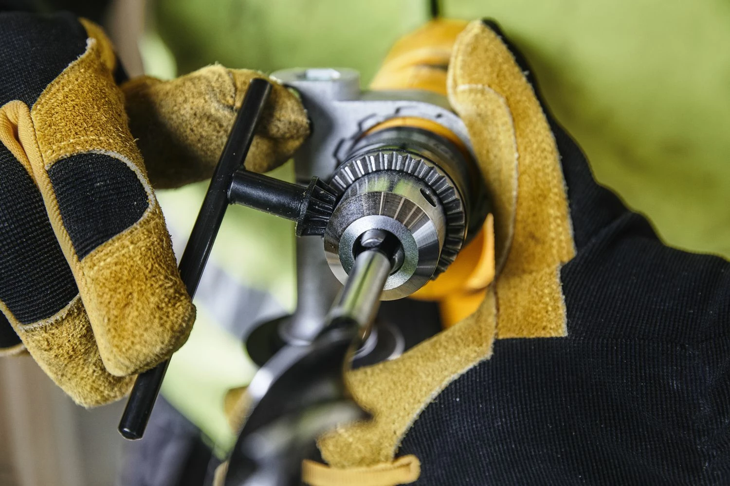 Trapan me goditje Dewalt DWD024 650W, mandrinë 13 mm, me rrymë, i verdhë/zi