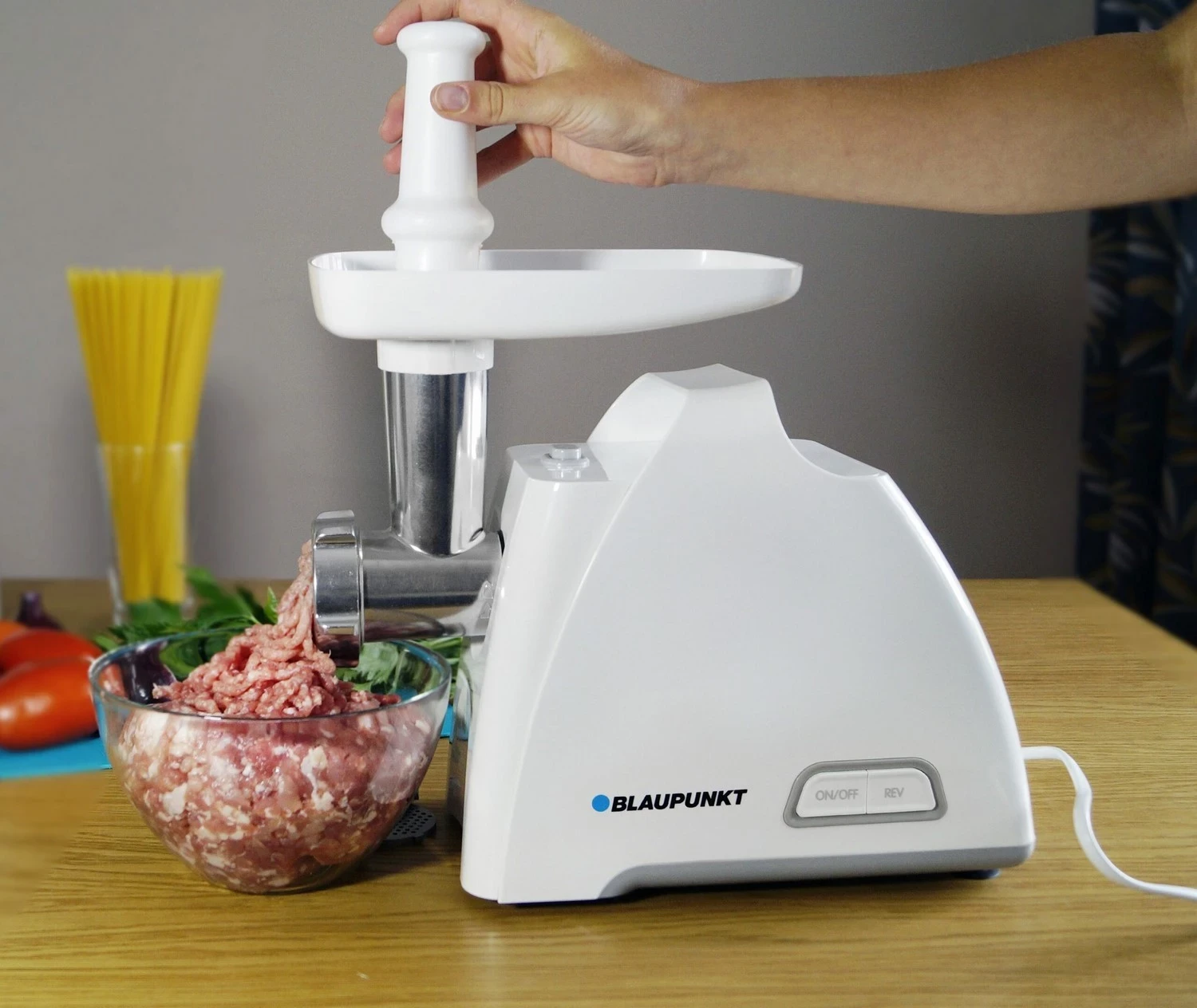 Makinë për bluar mishin Blaupunkt FMM401, e bardhë