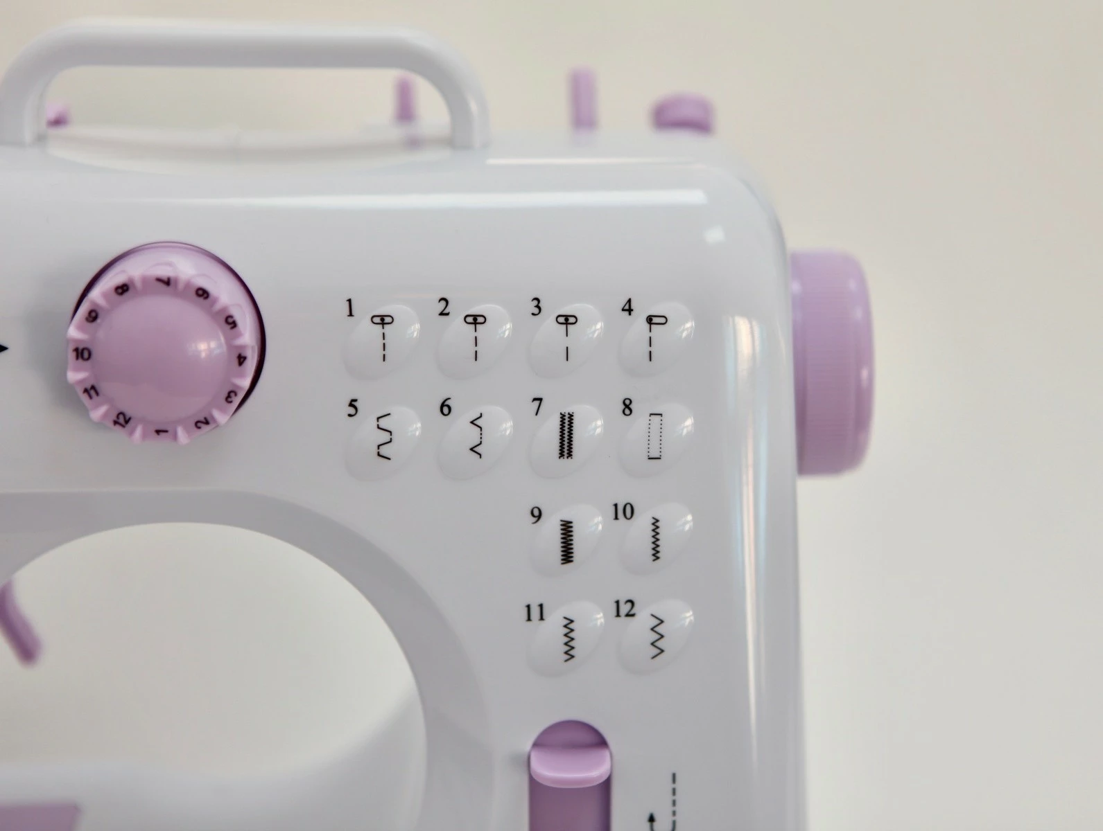 Makine qepëse, Łucznik, Mini, 12 qepje, kapës rrotullues, krah i lirë, ushqim 6V ose 4x AA, e bardhë