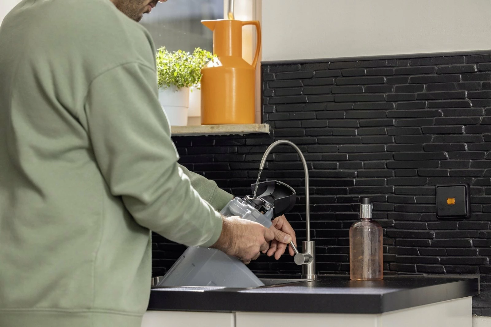 Fshesë me larje (wet & dry) Karcher SE 4 (1.081-150.0), 1000 W, depo 4 L, pa qese, e bardhë