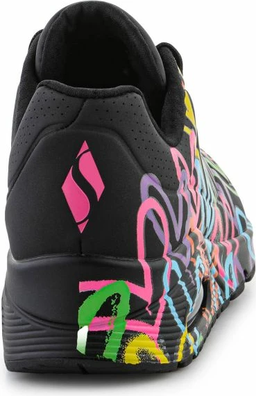 Atlete për femra Skechers, të zeza dhe me ngjyra