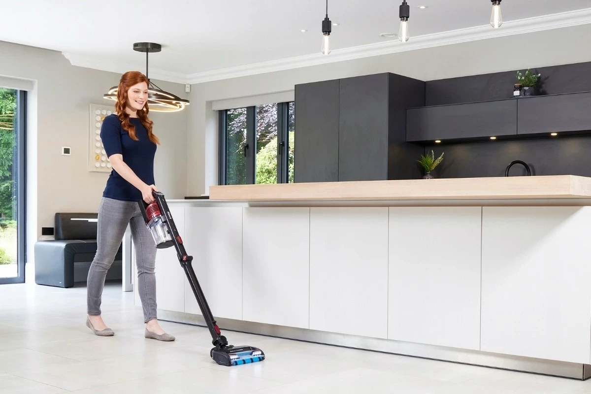 Fshesë pa kabllo Shark IZ300EUT, 25V, e zezë-kuqe