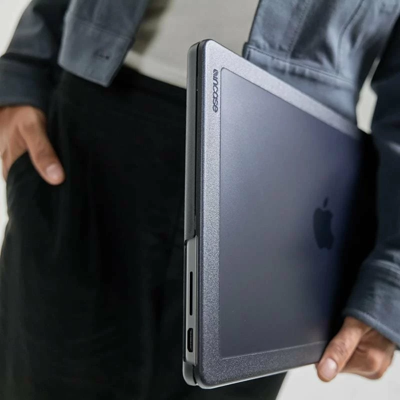 Etui i fortë për laptop Incase Edge Hardshell për MacBook Air 15" (M3 2024/M2 2023), polikarbonat, mat, i zi