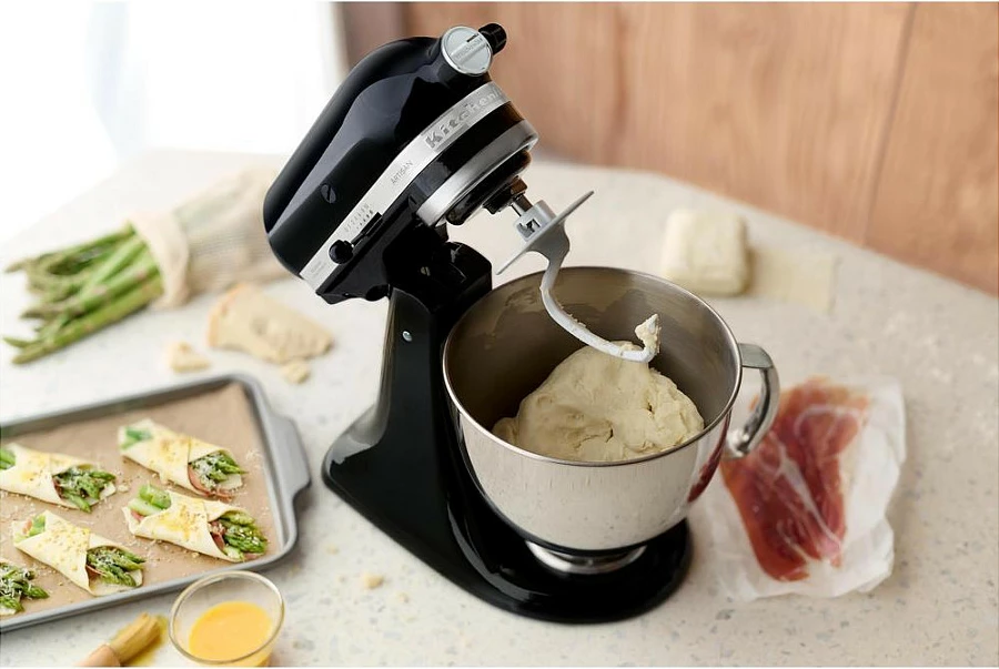 Mikser me qëndrim KitchenAid Artisan, tas inox 4.8L, 300W, 10 shpejtësi, Onyx Black