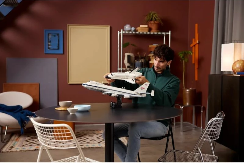 Set LEGO Icons për të rritur, Shuttle Carrier