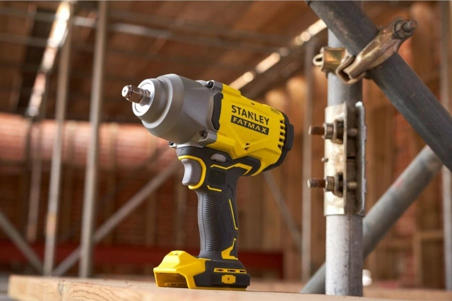Çelës impakti Stanley SFMCF940M1 18 V 1/2" 949 Nm, 1x bateri 4 Ah, me valixhe, verdhë/zi